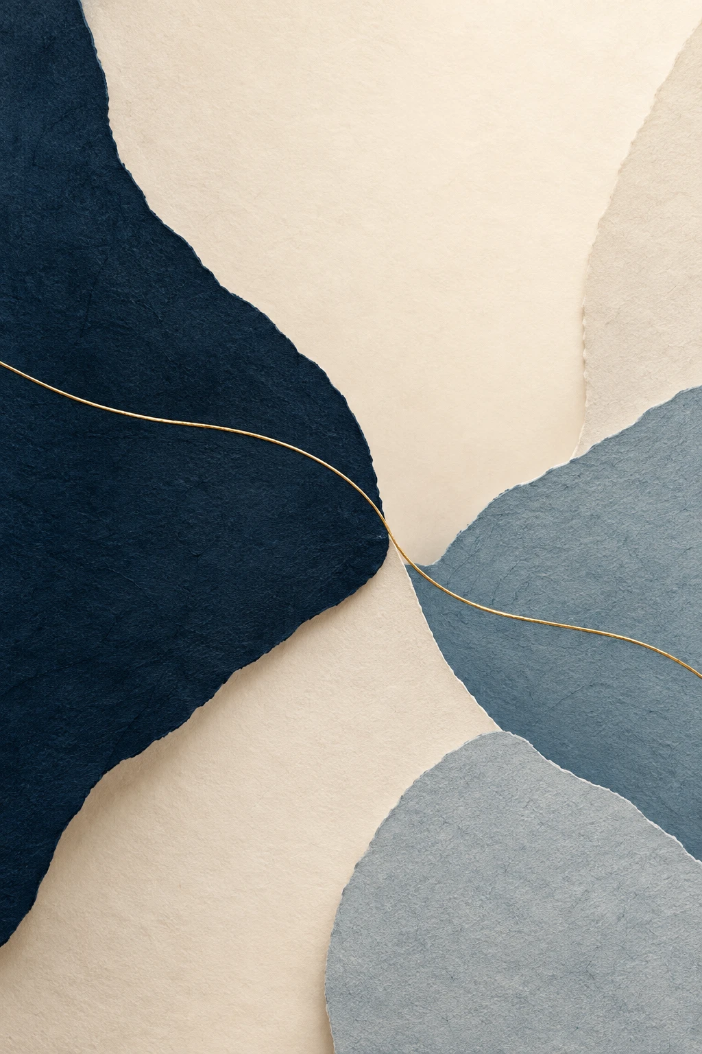 Abstrakte Papiercollage mit verbundenen Formen und feinem goldenem Faden